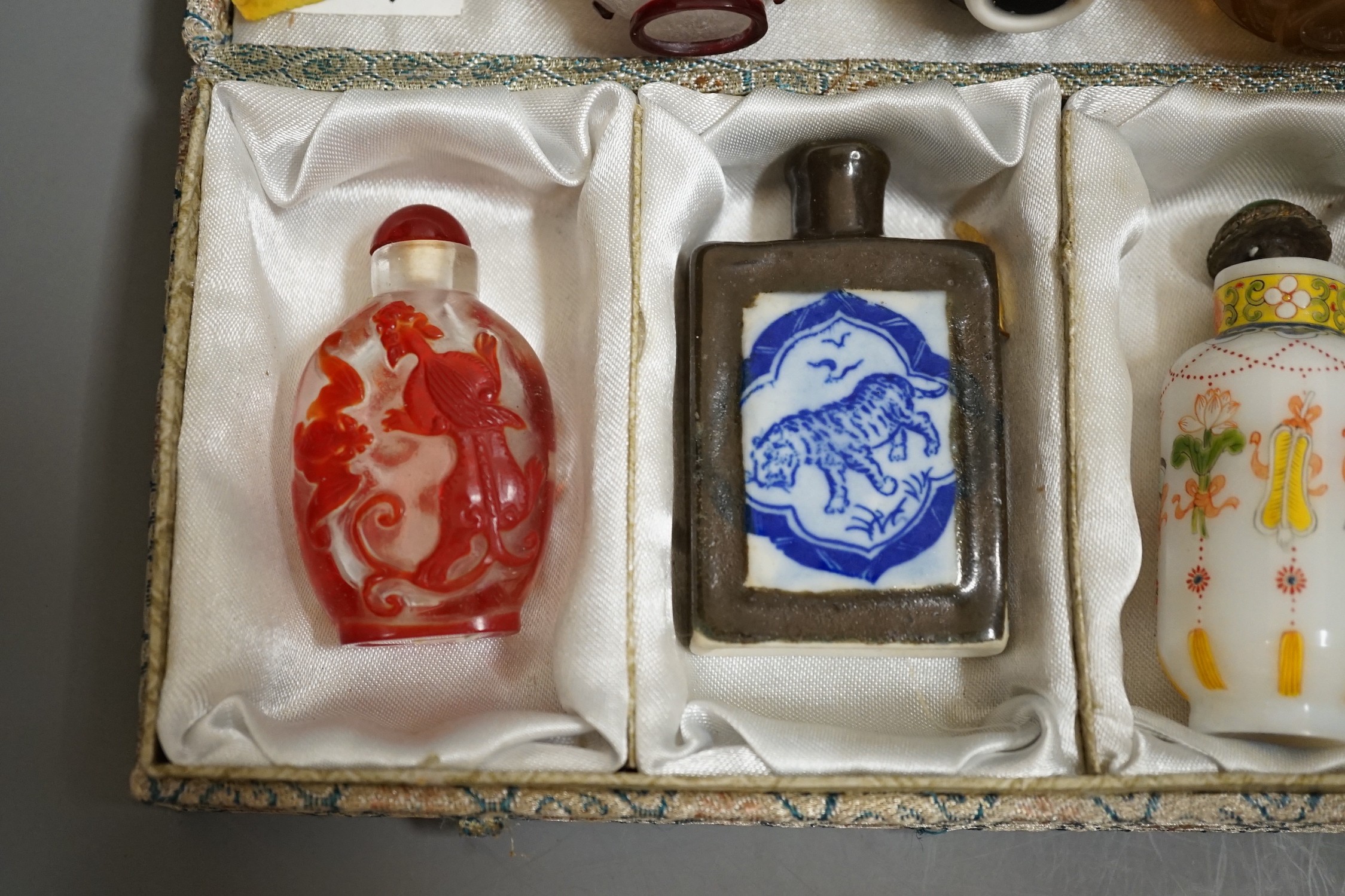 A collection of Chinese scent bottles (6)